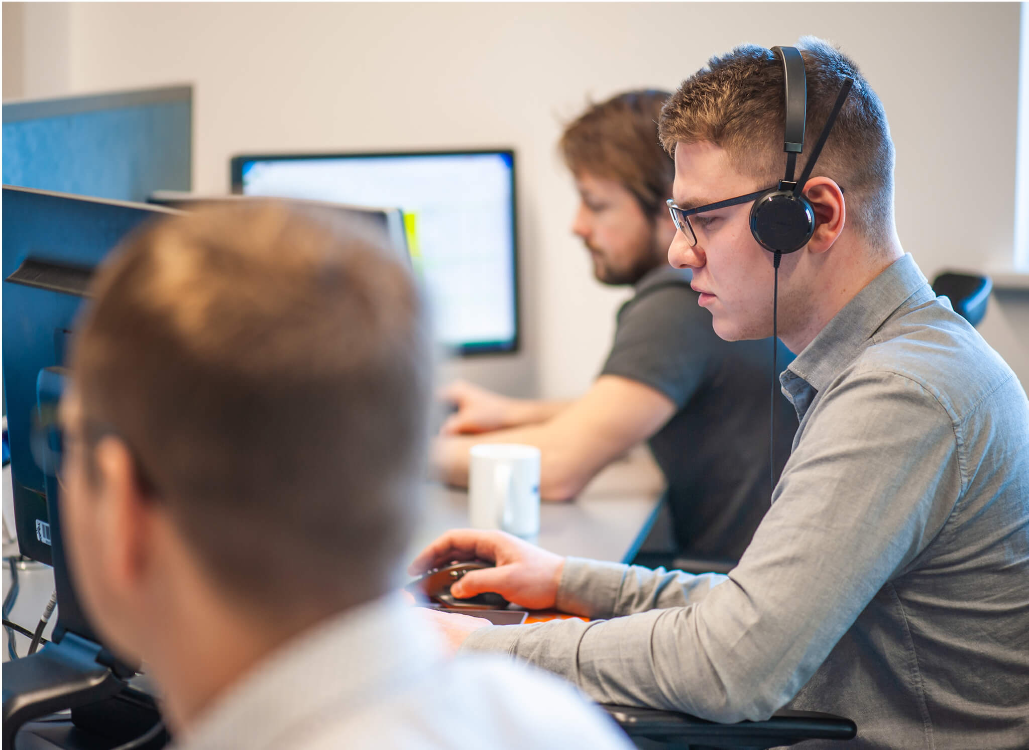 business-professionals-group-young-confident-business-people-analyzing-data-using-computer-while 1