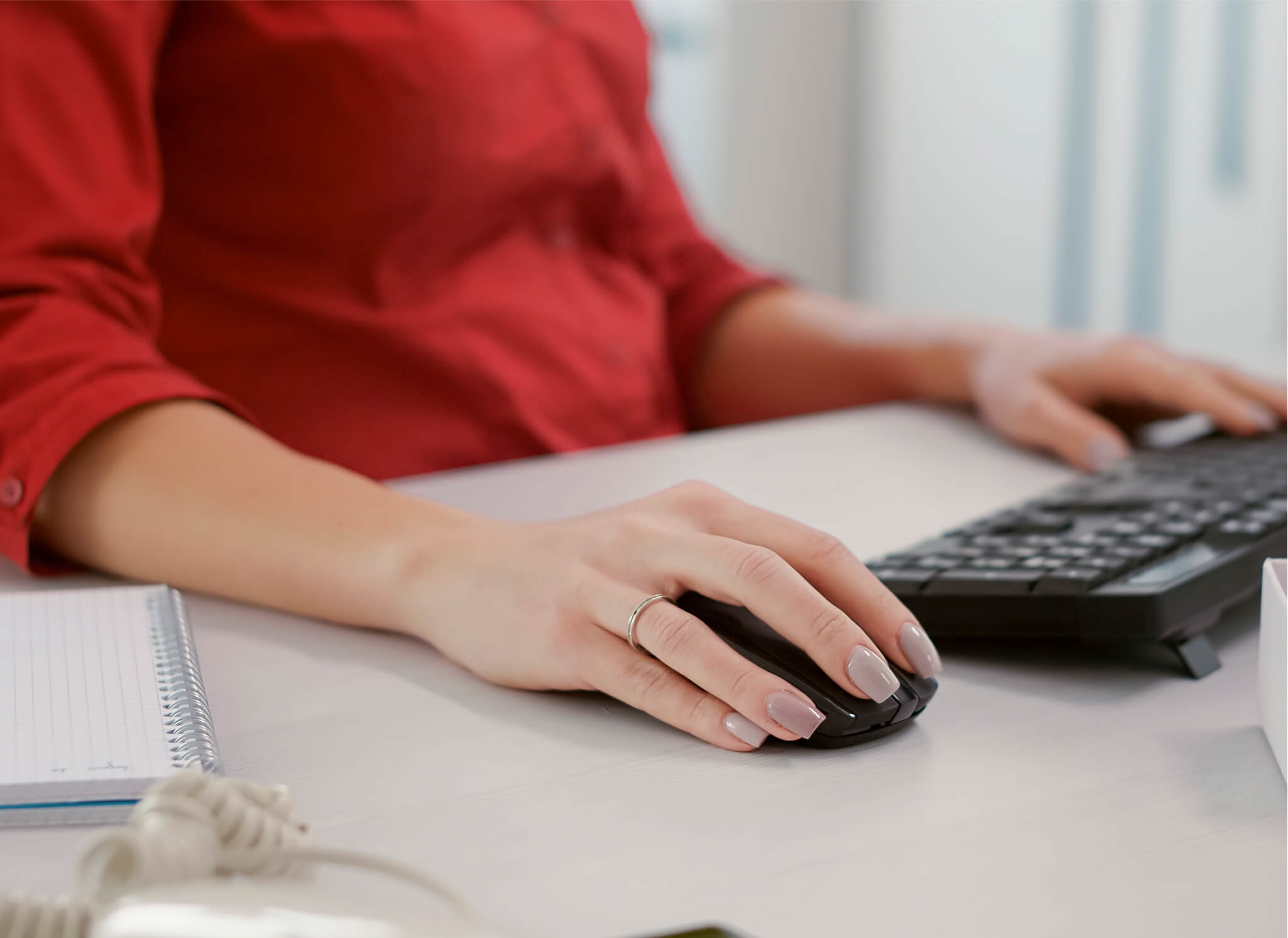 financial-analyst-using-marketing-statistics-computer-plan-development-strategy-with-charts-graphs-office-worker-working-executive-research-project-handheld-shot-close-up 1